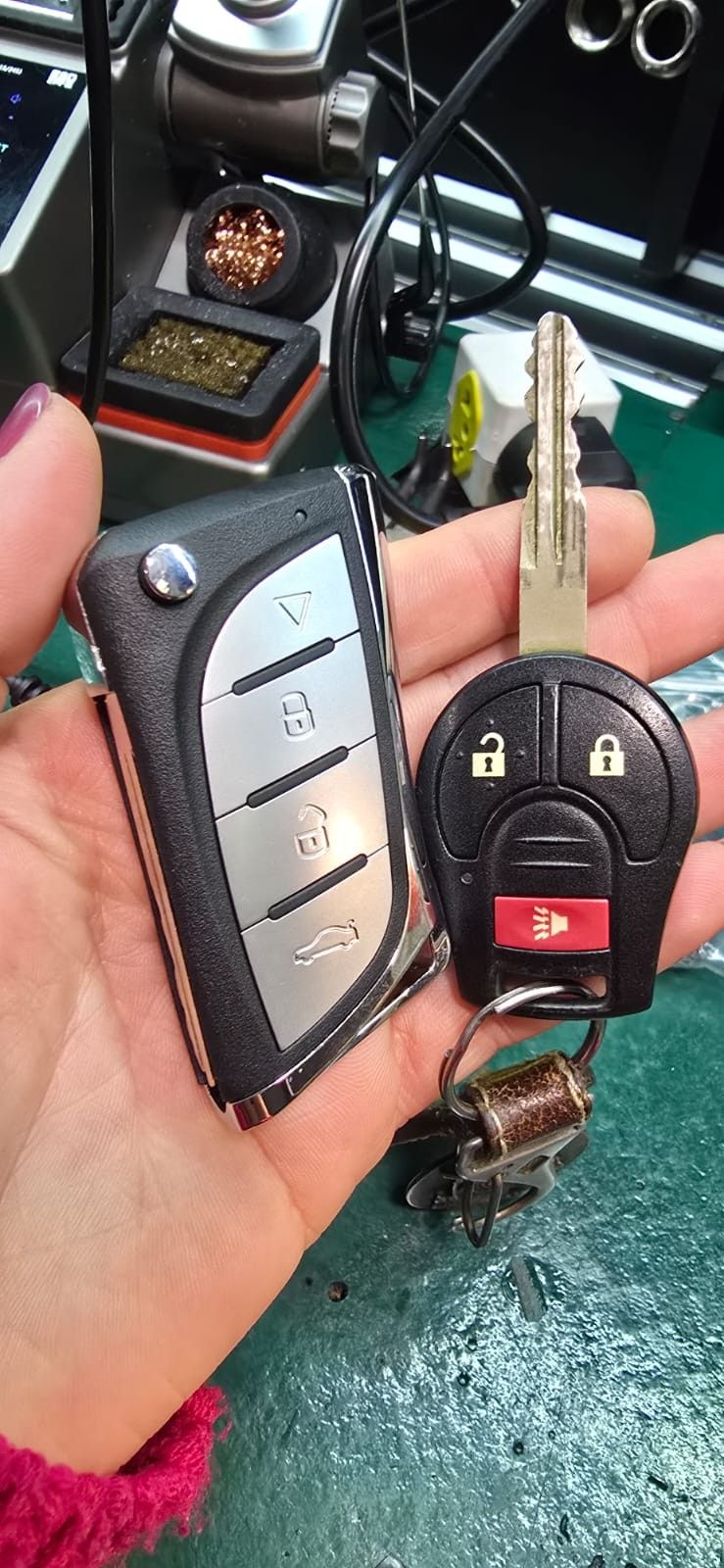 Chave canivete e chave com controle na bancada de trabalho, com estação de solda ao fundo