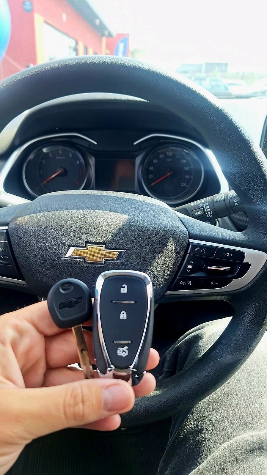 Chave com lâmina e chave canivete em frente ao volante Chevrolet