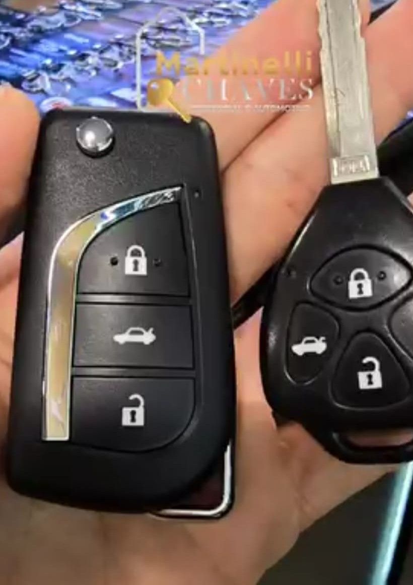 Chave canivete e chave com controle de três botões na mão