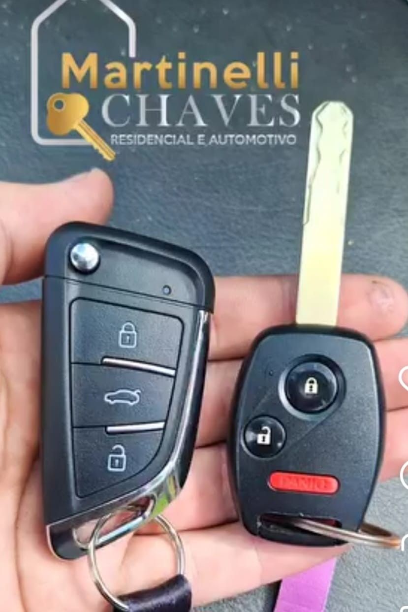 Chave canivete e chave com controle e botão de pânico em frente ao letreiro da Martinelli Chaves