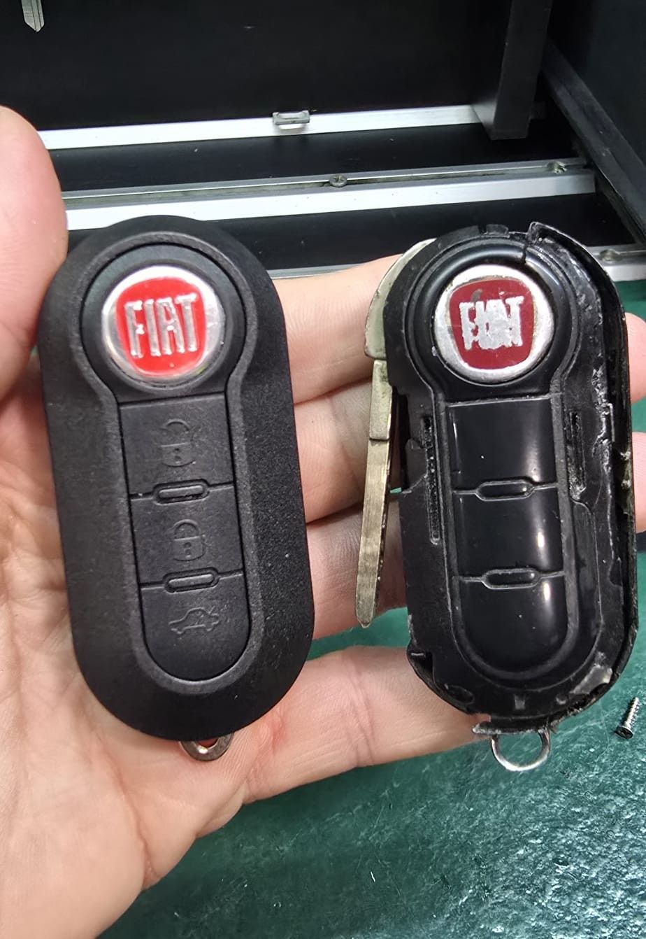 Duas chaves canivete Fiat: uma original desgastada e uma nova