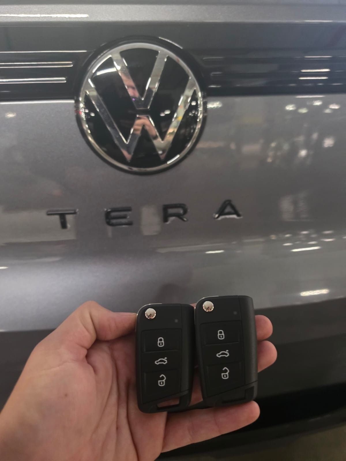 Duas chaves canivete Volkswagen em frente ao emblema Tera