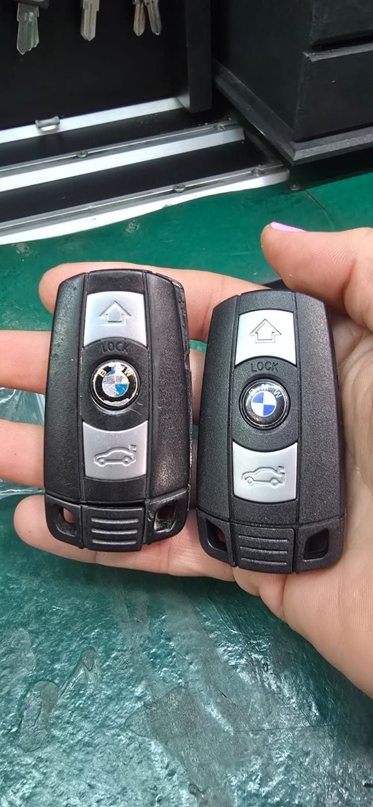 Duas chaves presenciais BMW lado a lado na mão