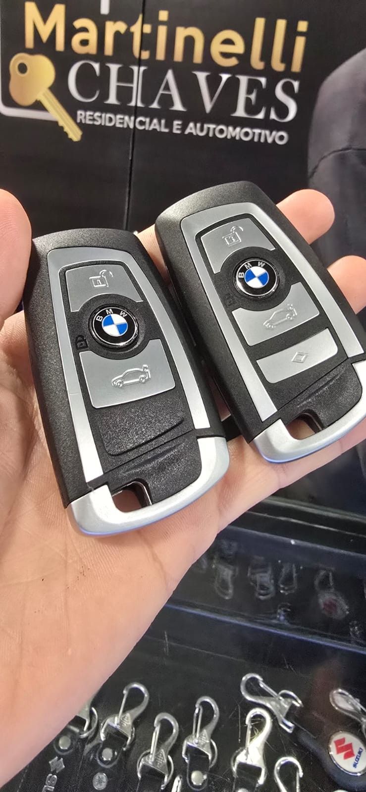 Duas chaves presenciais BMW em frente ao letreiro da Martinelli Chaves