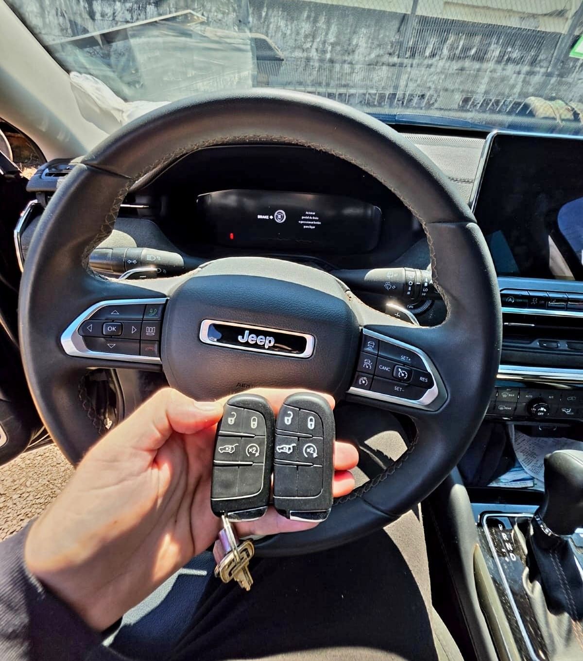 Duas chaves presenciais Jeep em frente ao volante