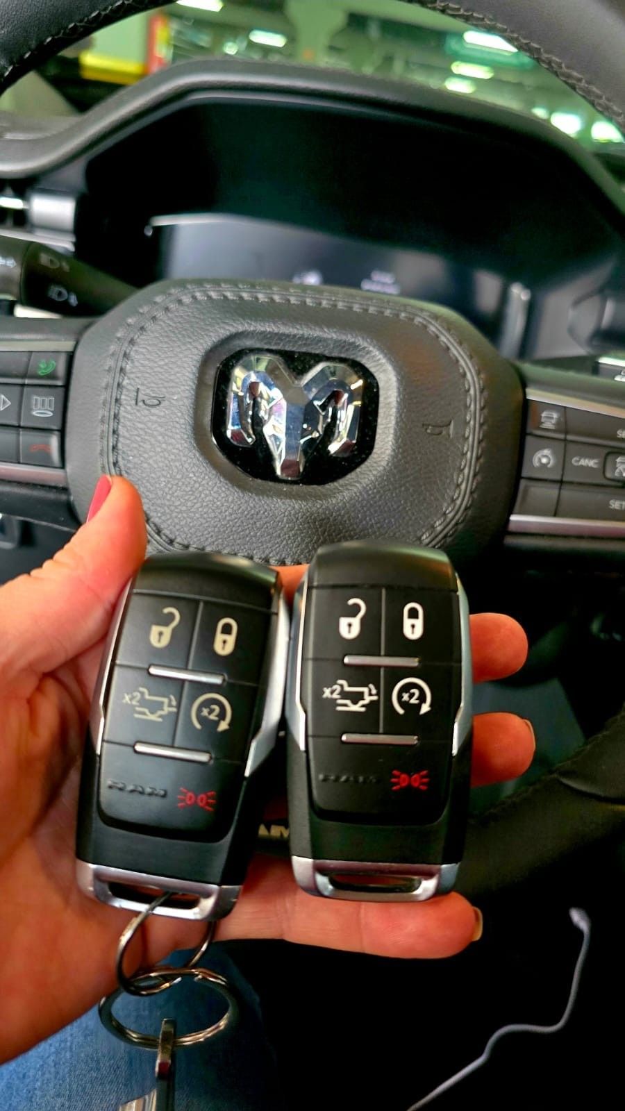 Duas chaves presenciais RAM em frente ao volante da picape