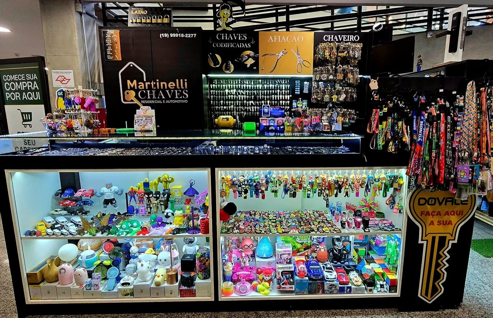 Quiosque da Martinelli Chaves no Sumerbol, com vitrines, chaves, controles e acessórios expostos